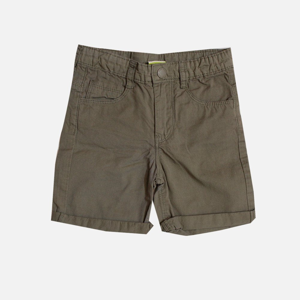 bermuda color verde militar, con ajuste interior. para niño