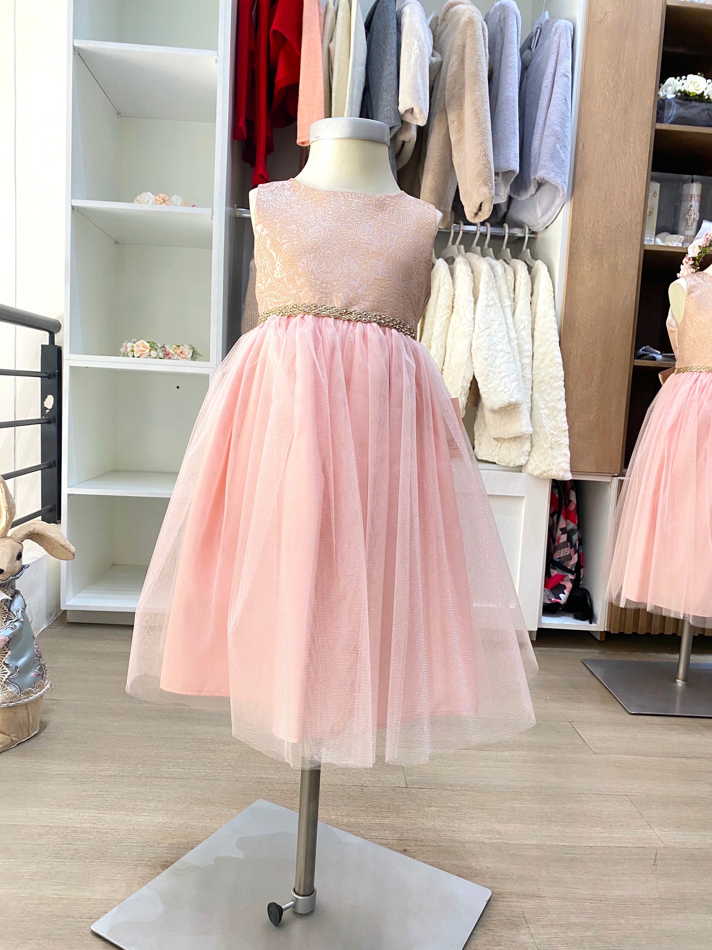 Vestido de brocado rosa y falda de tul con cinto