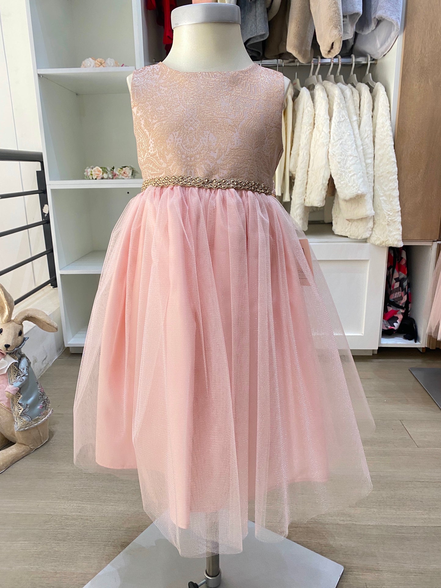 Vestido de brocado rosa y falda de tul con cinto