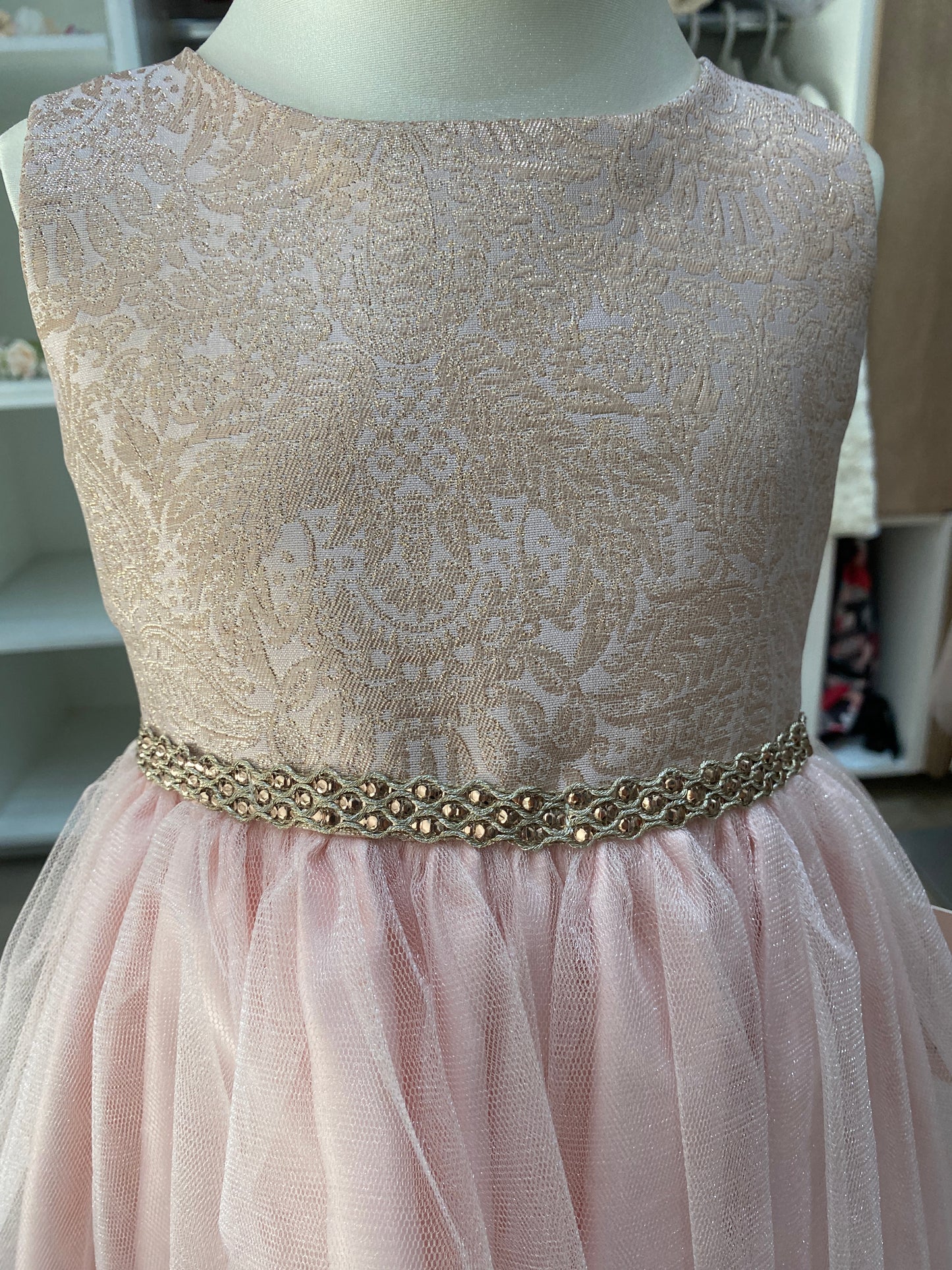 Vestido de brocado rosa y falda de tul con cinto