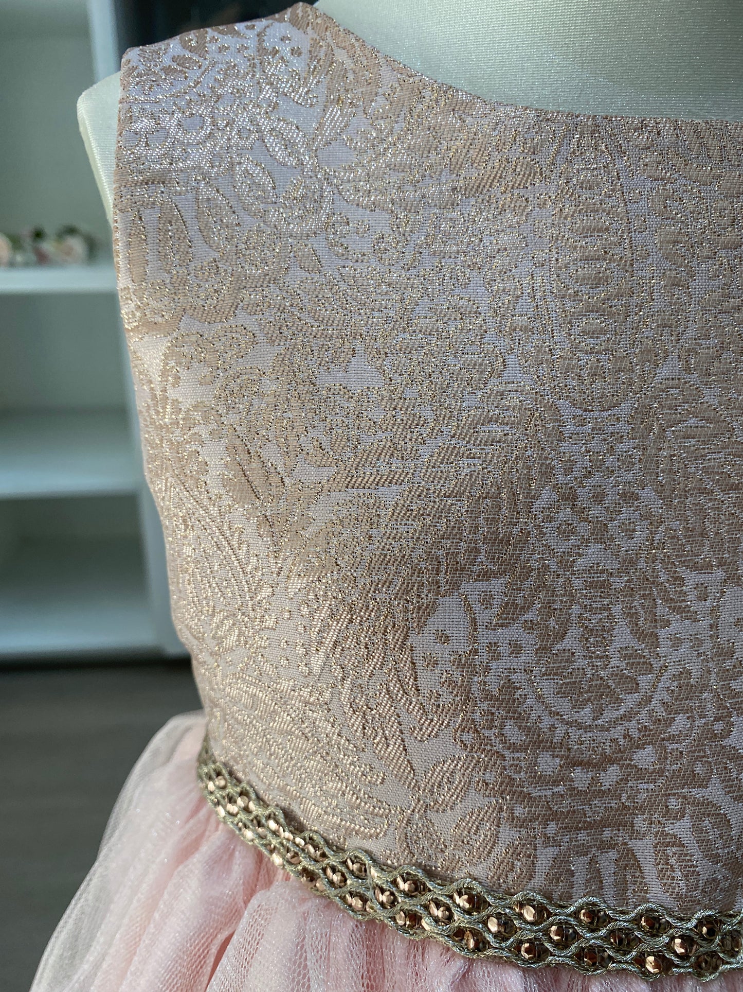 Vestido de brocado rosa y falda de tul con cinto