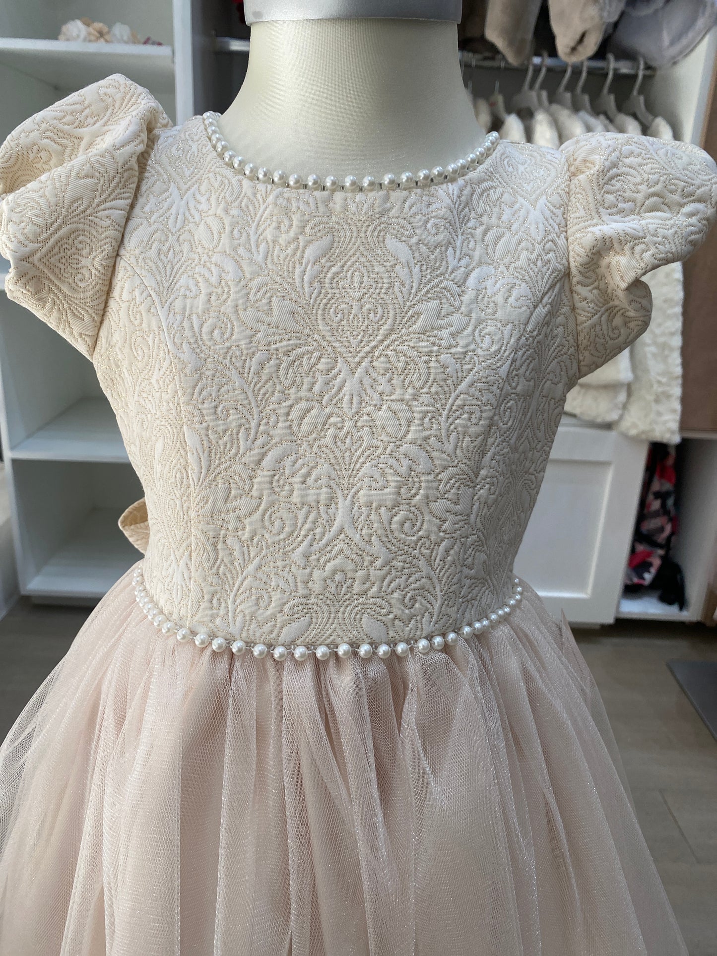 Vestido champagne talle brocado, falda tul, cinto de perlas y cuello bordado en perlas