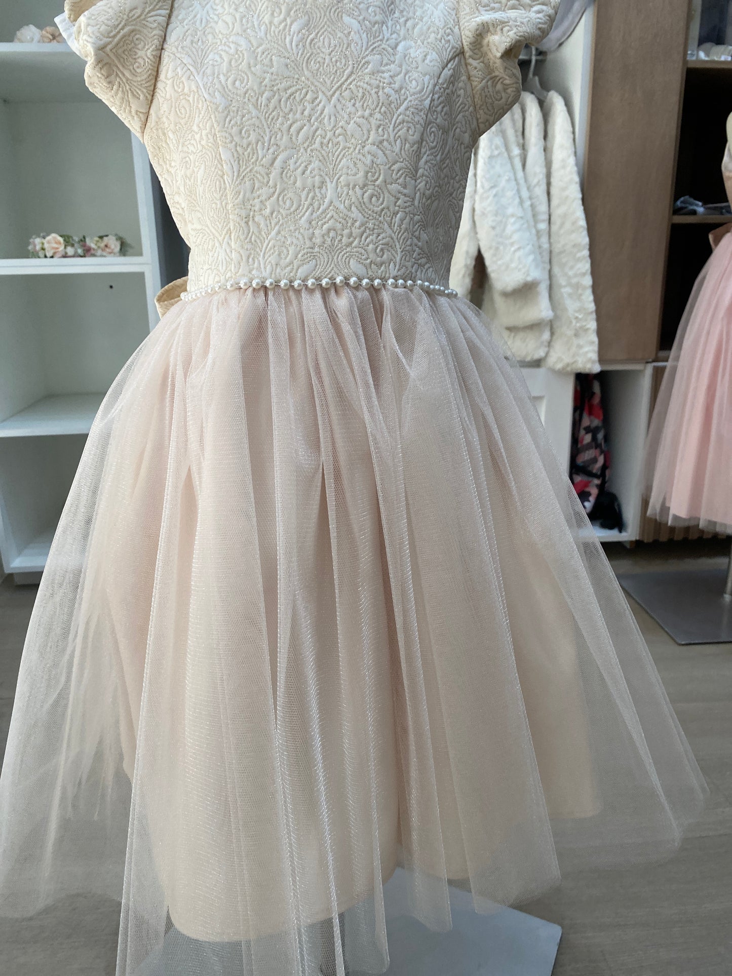 Vestido champagne talle brocado, falda tul, cinto de perlas y cuello bordado en perlas