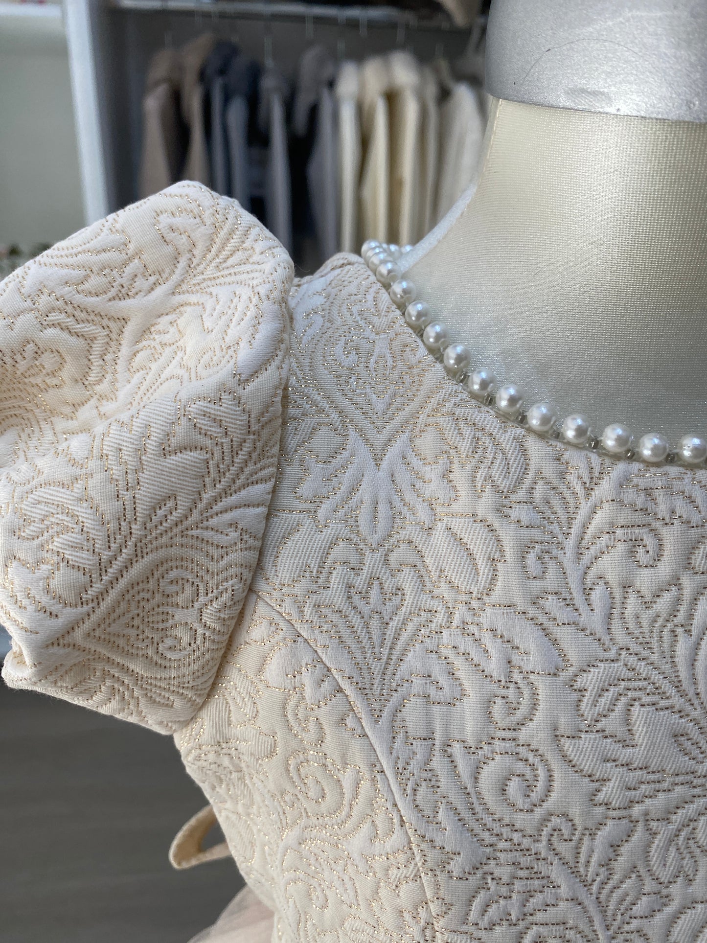 Vestido champagne talle brocado, falda tul, cinto de perlas y cuello bordado