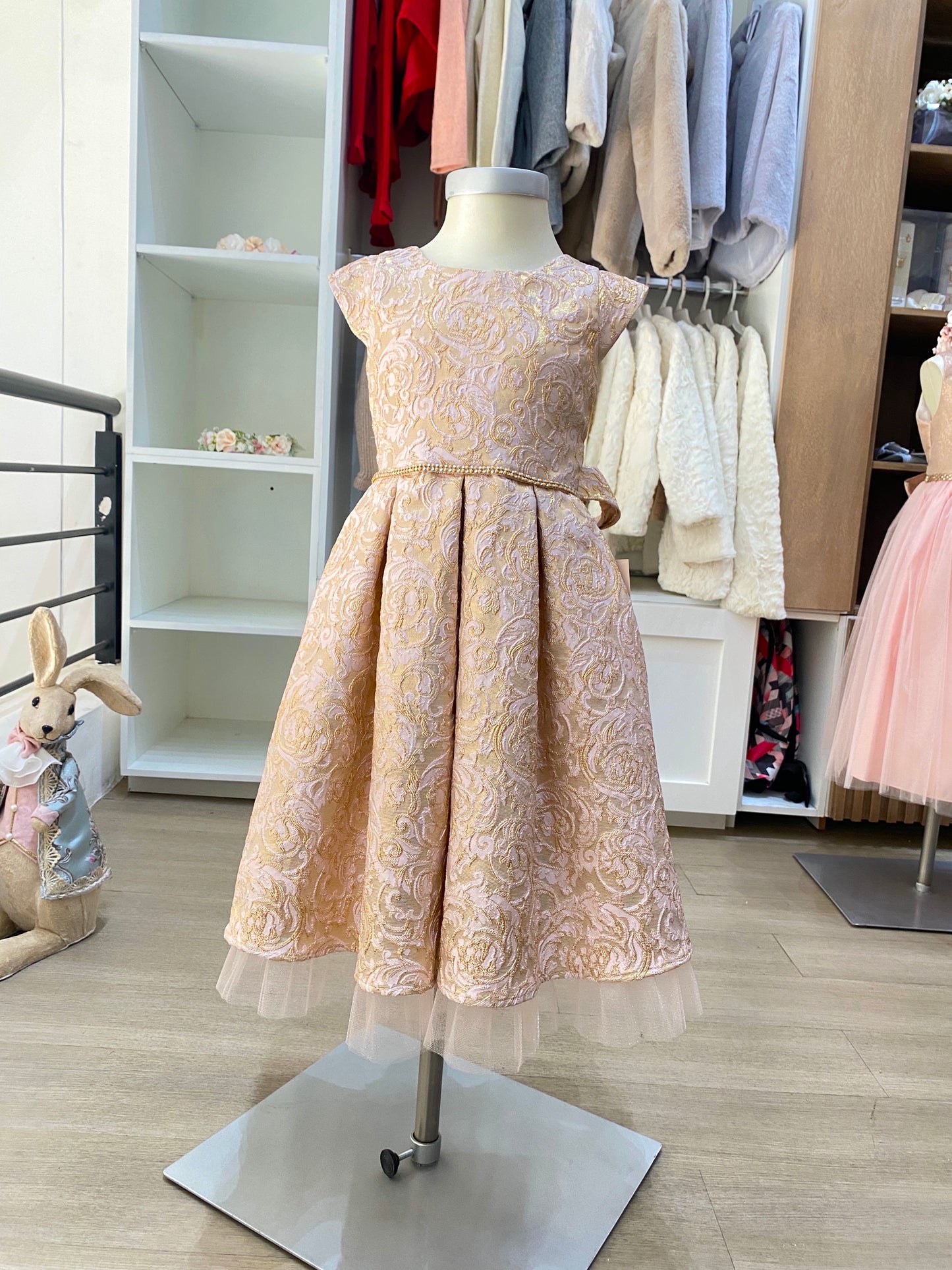 Vestido de brocado rosa con cinto cristales