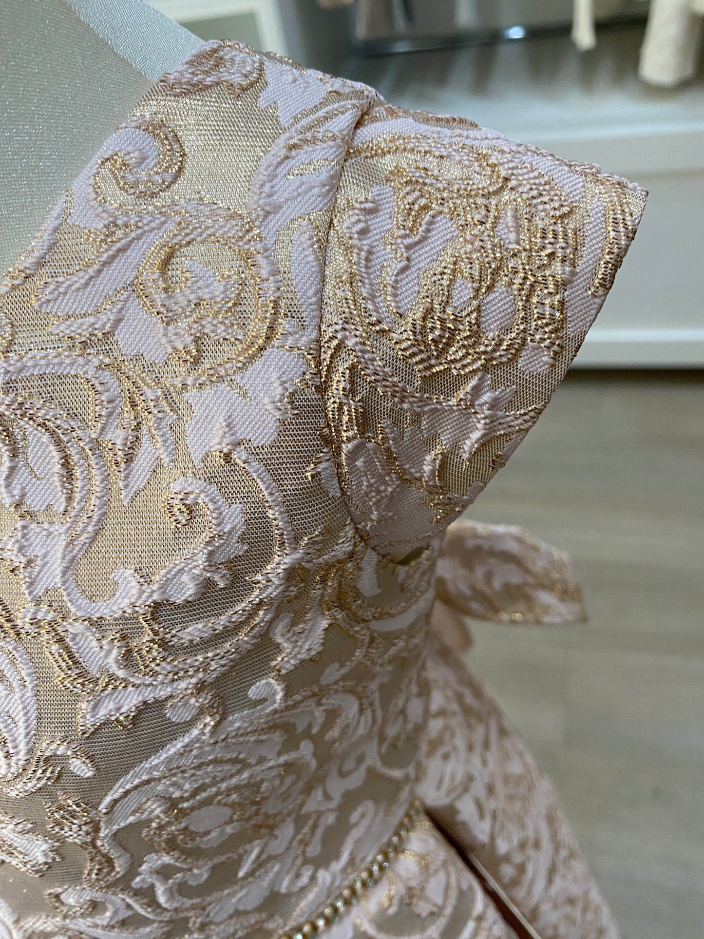 Vestido de brocado rosa con cinto cristales
