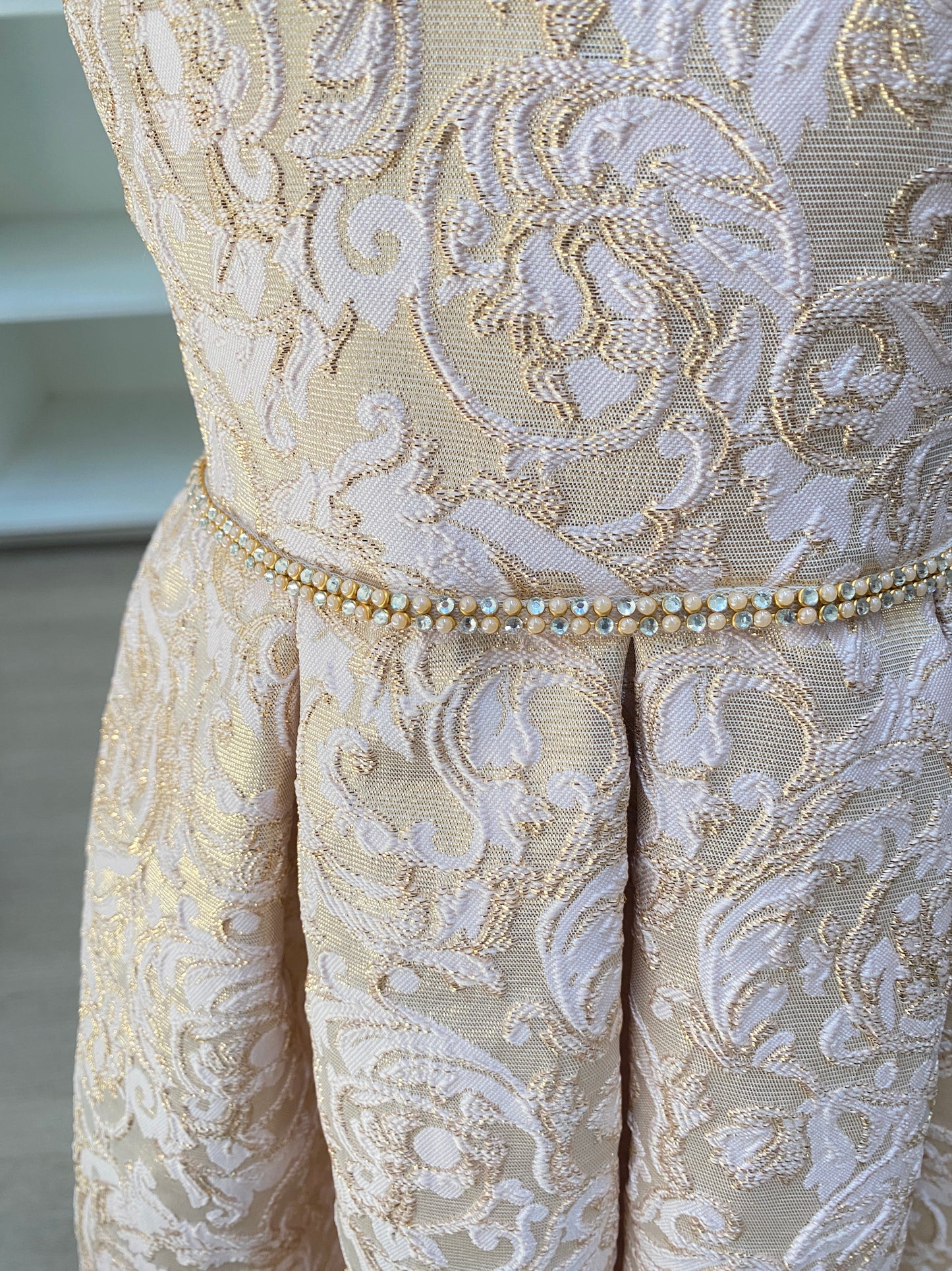 Vestido de brocado rosa con cinto cristales