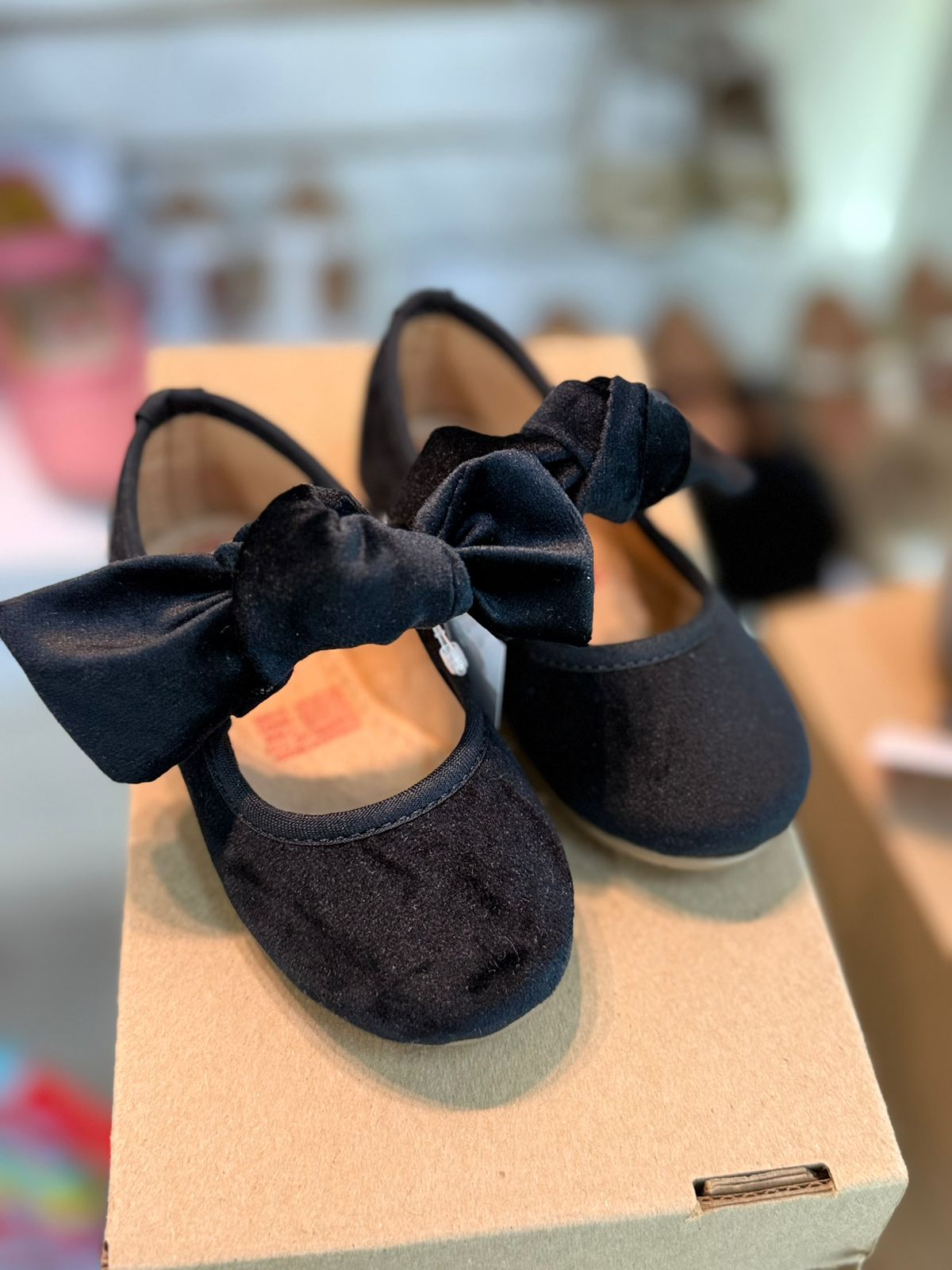 spañoleta terciopelo negro moño empeine cierre velcro