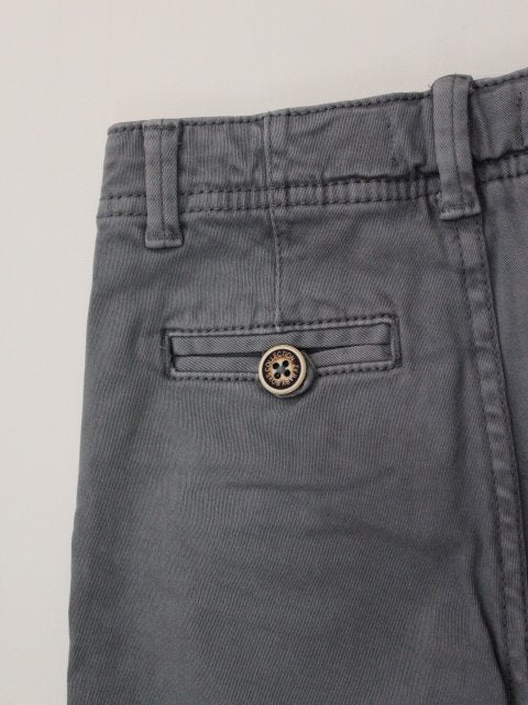 pantalón básico estilo chino. color gris