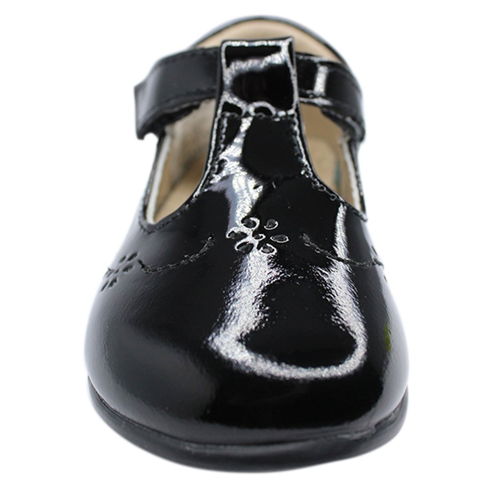 zapato de charol color negro, flores perforadas