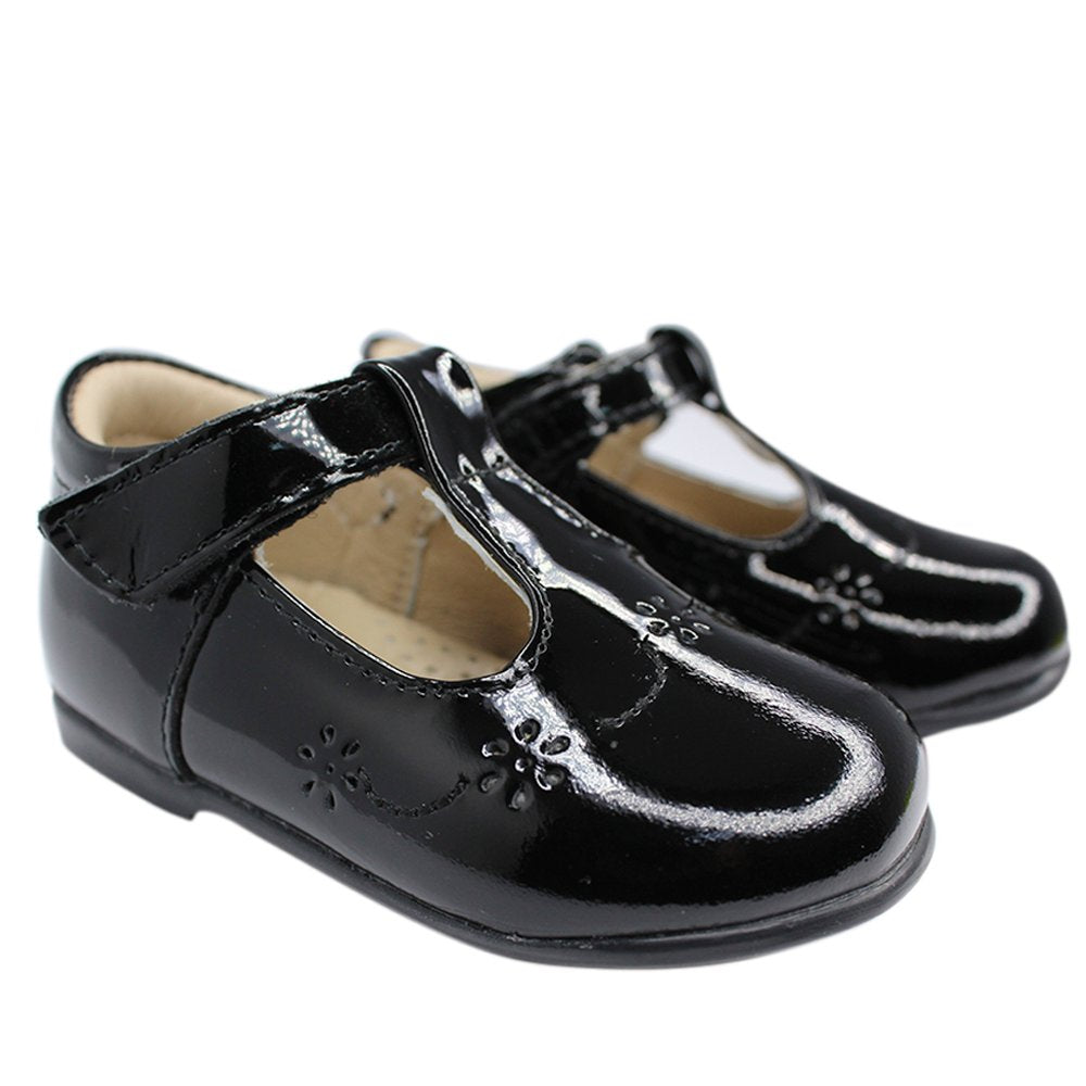 zapato de charol color negro, flores perforadas