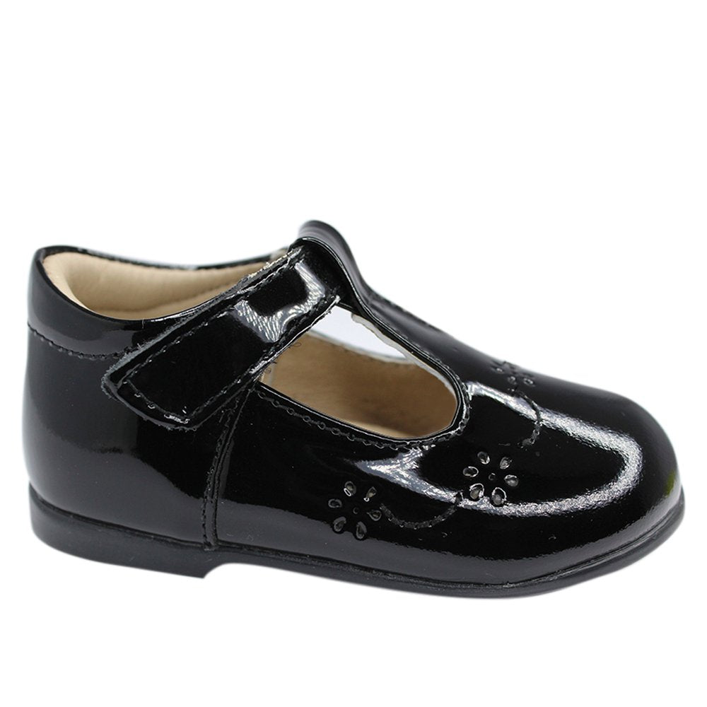 zapato de charol color negro, flores perforadas