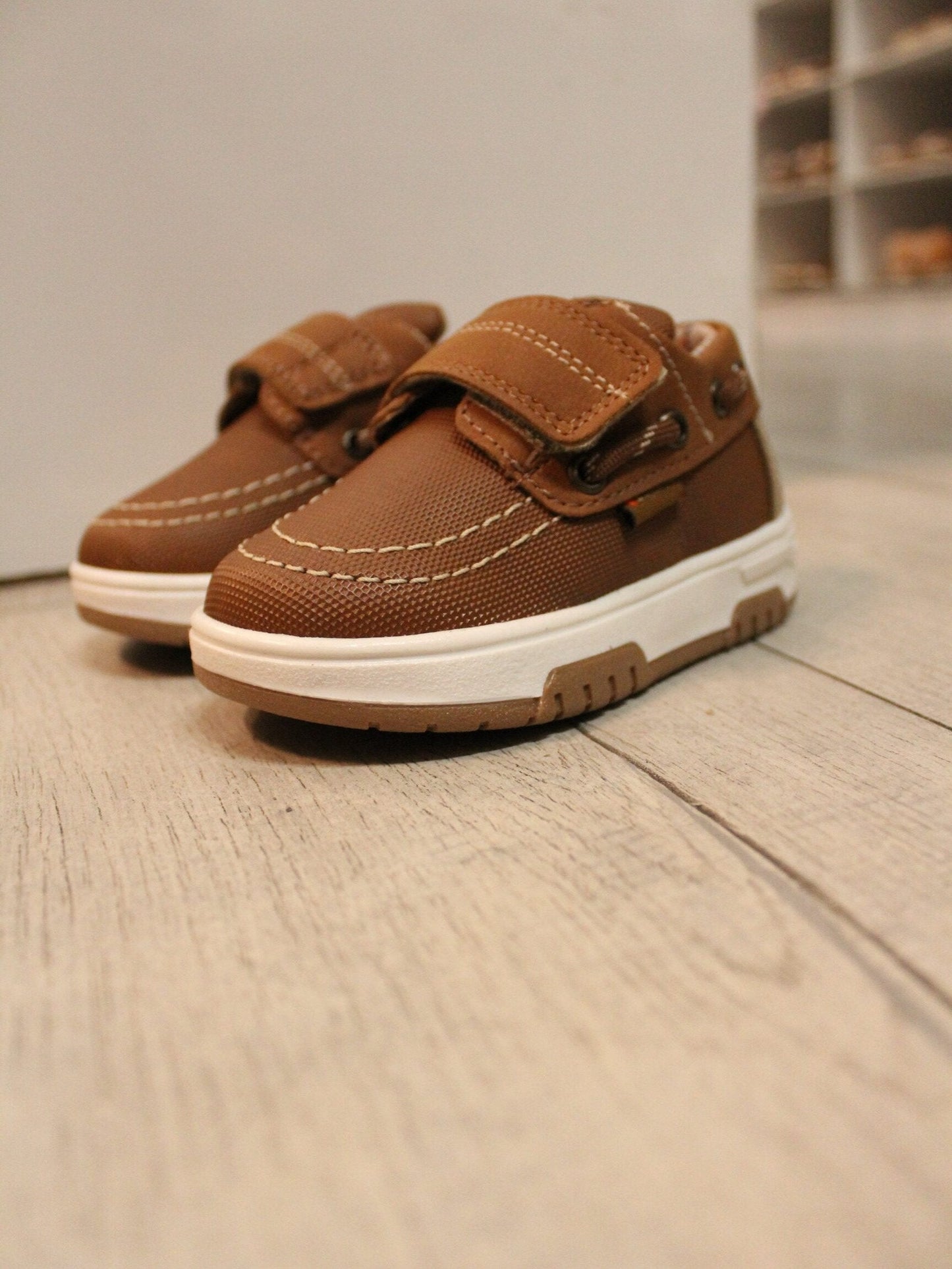 zapato mocasín con cierre de velcro, suela blanca