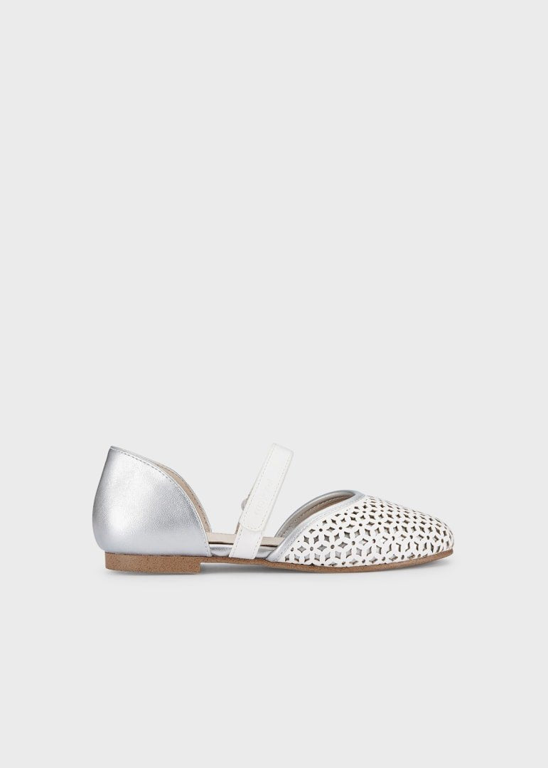 Zapato flores perforadas, fondo plata