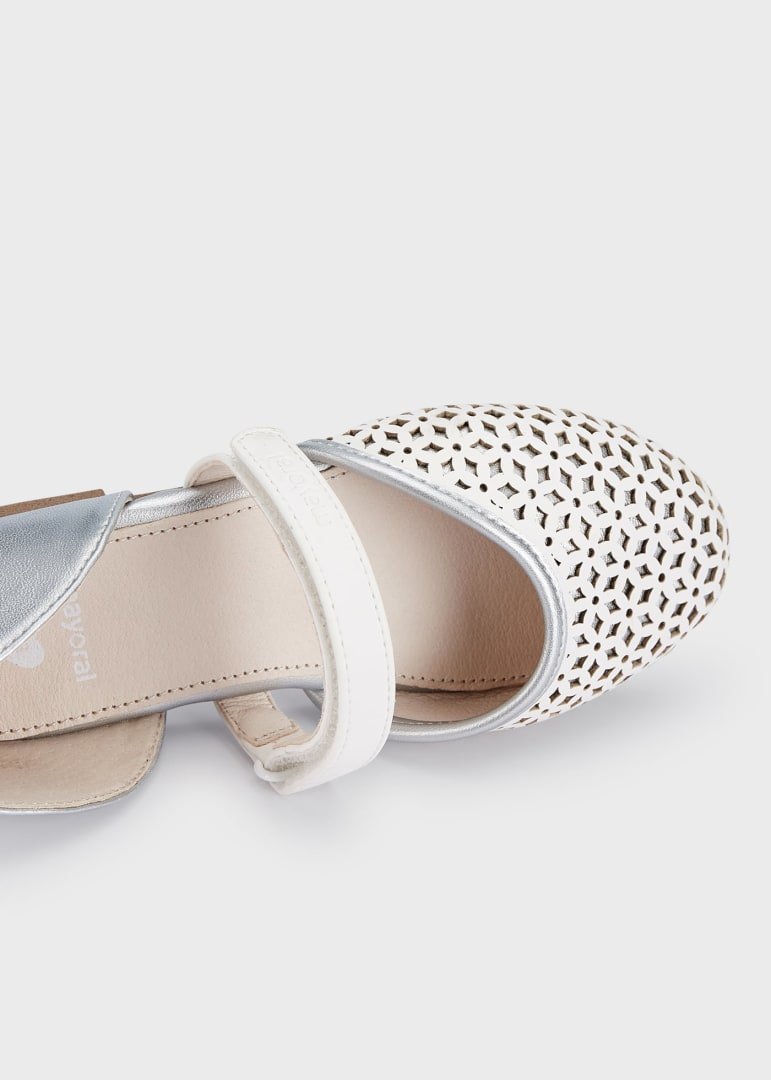Zapato flores perforadas, fondo plata