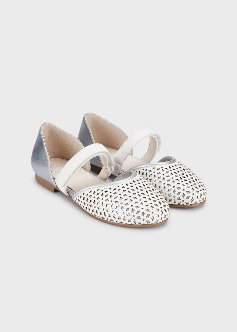 Zapato flores perforadas, fondo plata
