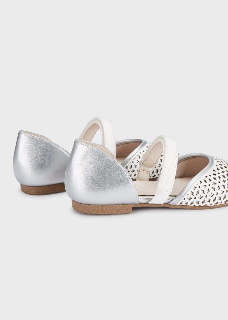 Zapato flores perforadas, fondo plata