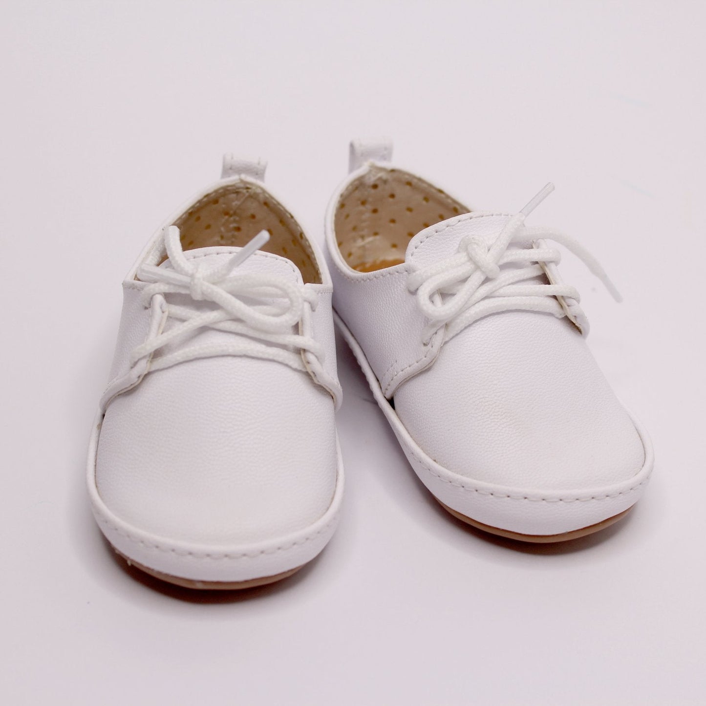 zapato bambino blanco, cordones.