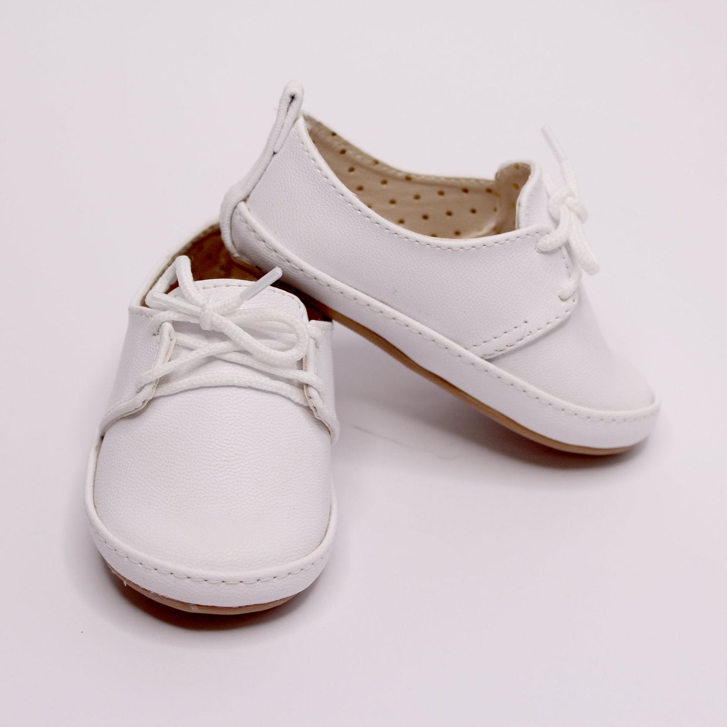zapato bambino blanco, cordones.