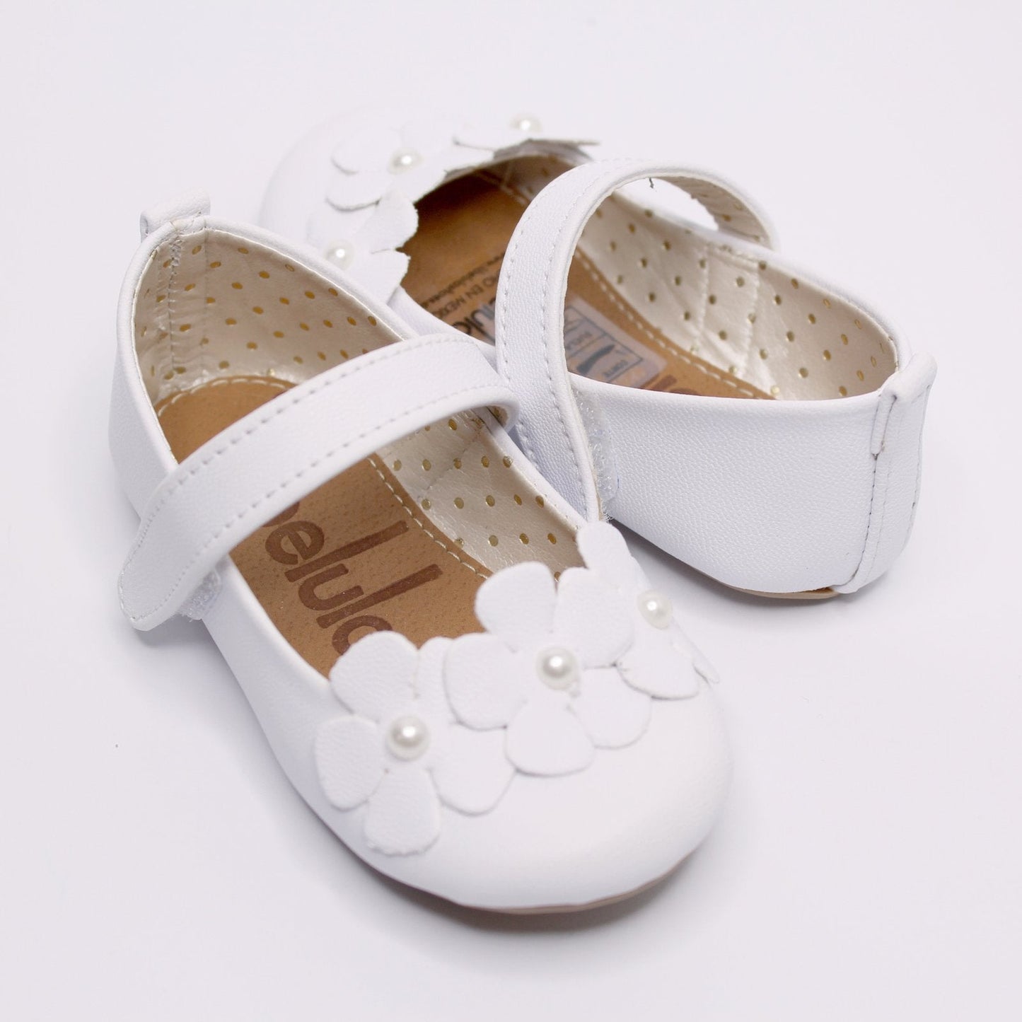 zapato color blanco cierre de velcro