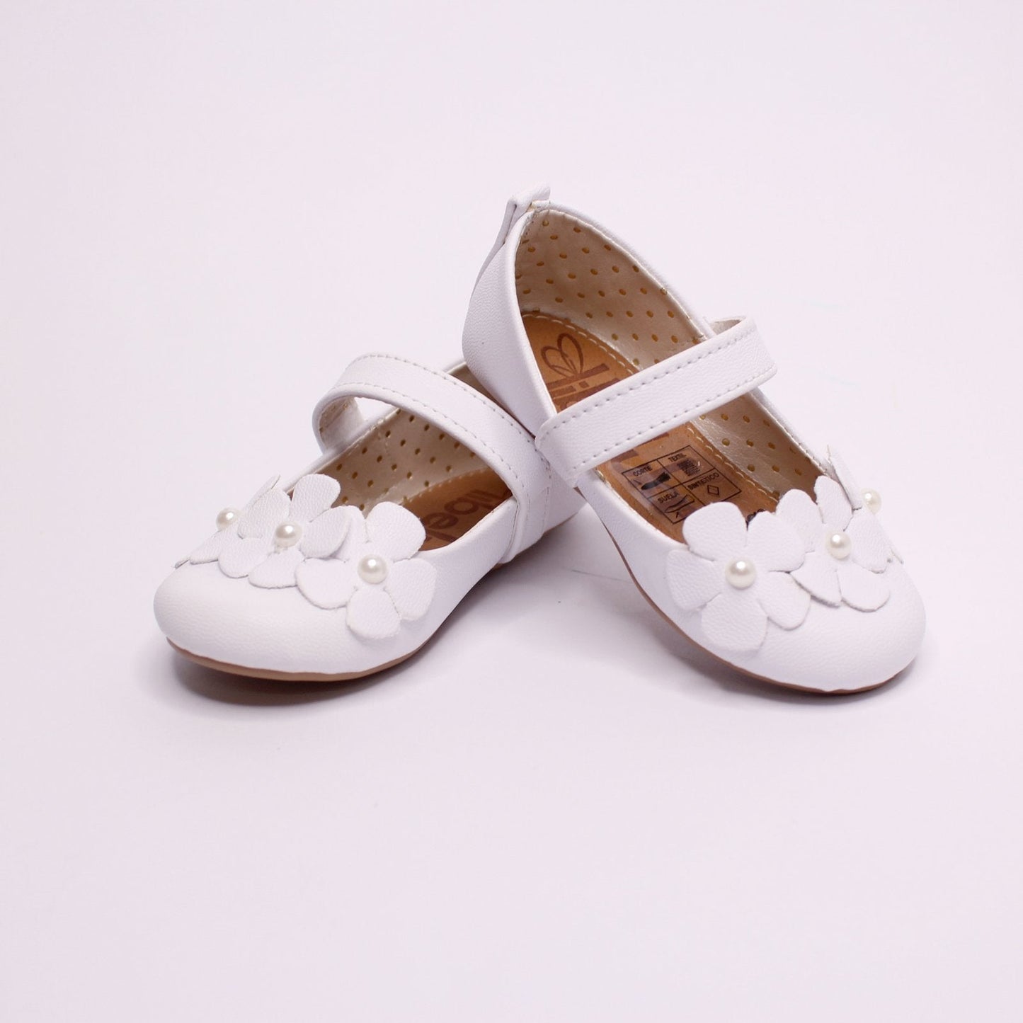 zapato color blanco cierre de velcro