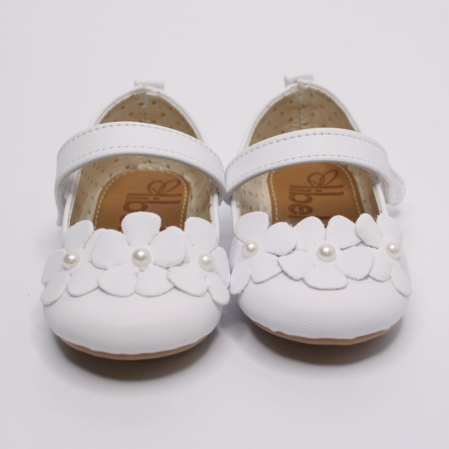 zapato color blanco cierre de velcro