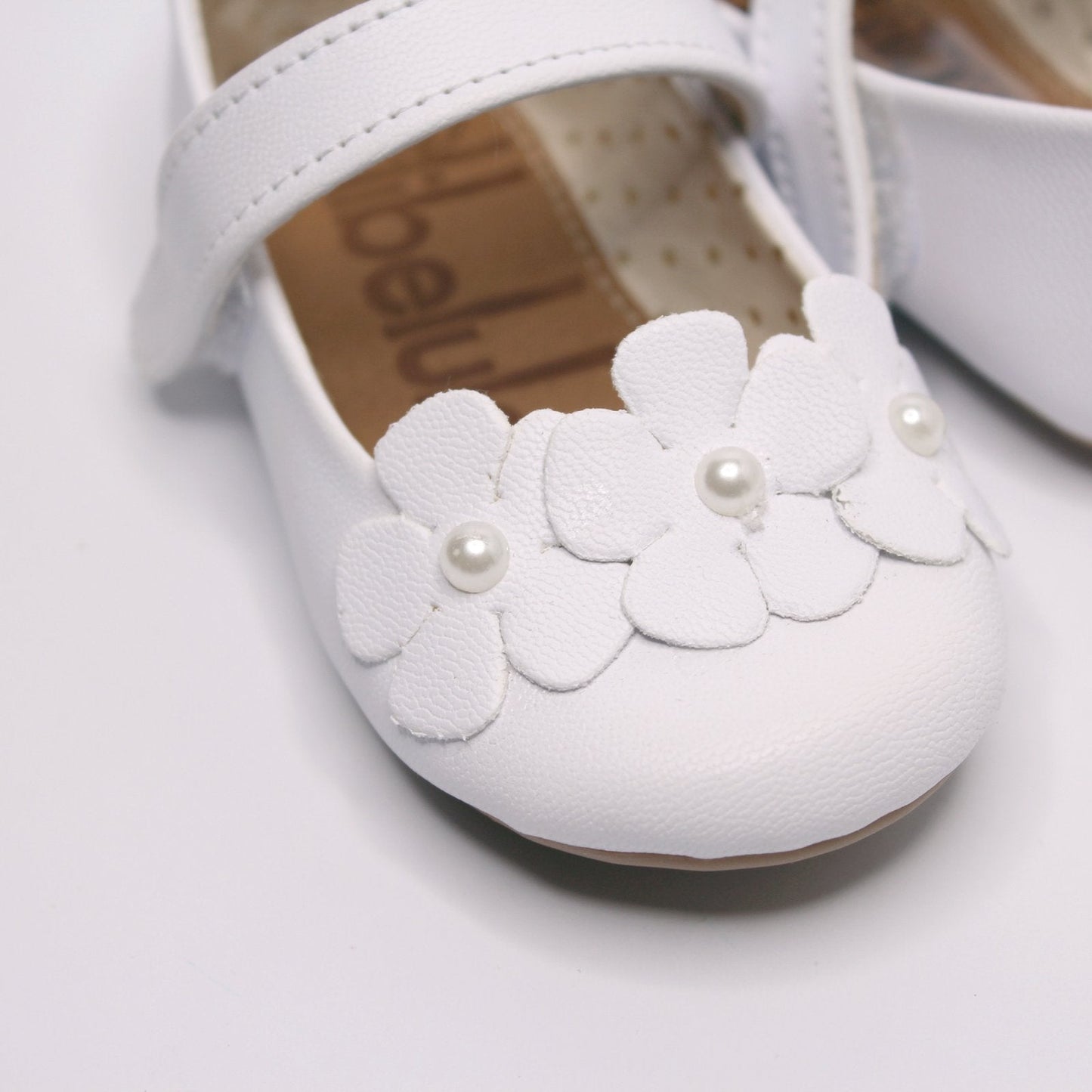 zapato color blanco cierre de velcro