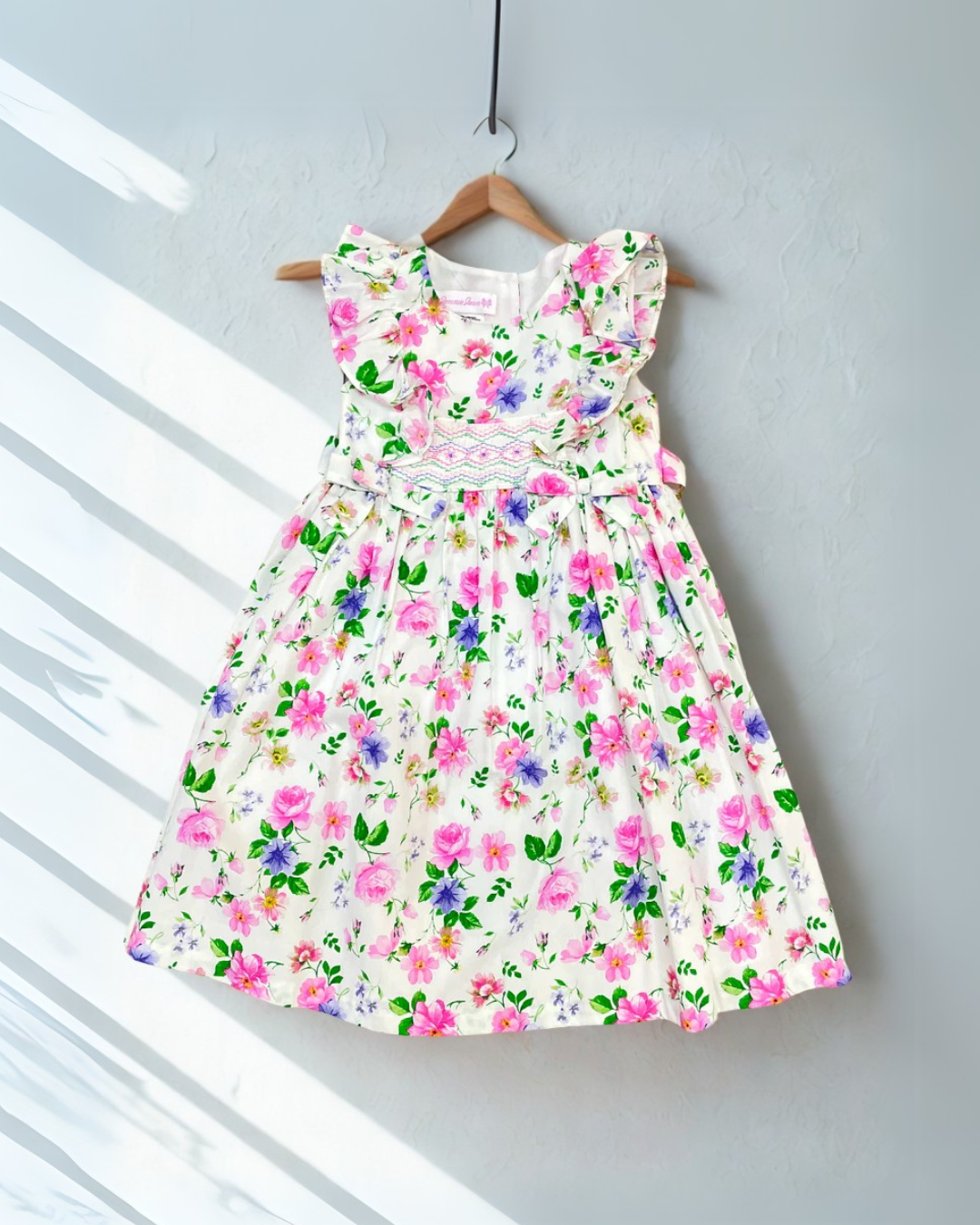 Vestido blanco con flores rosas
