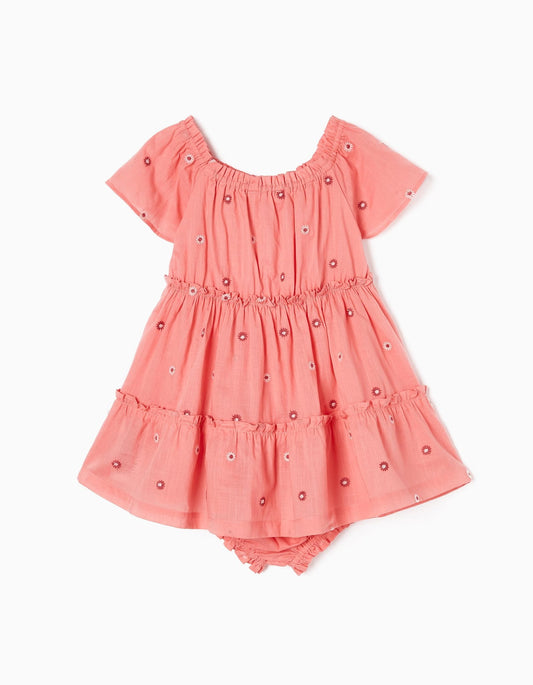 vestido rosa carmín, dos olanes y flores bordadas