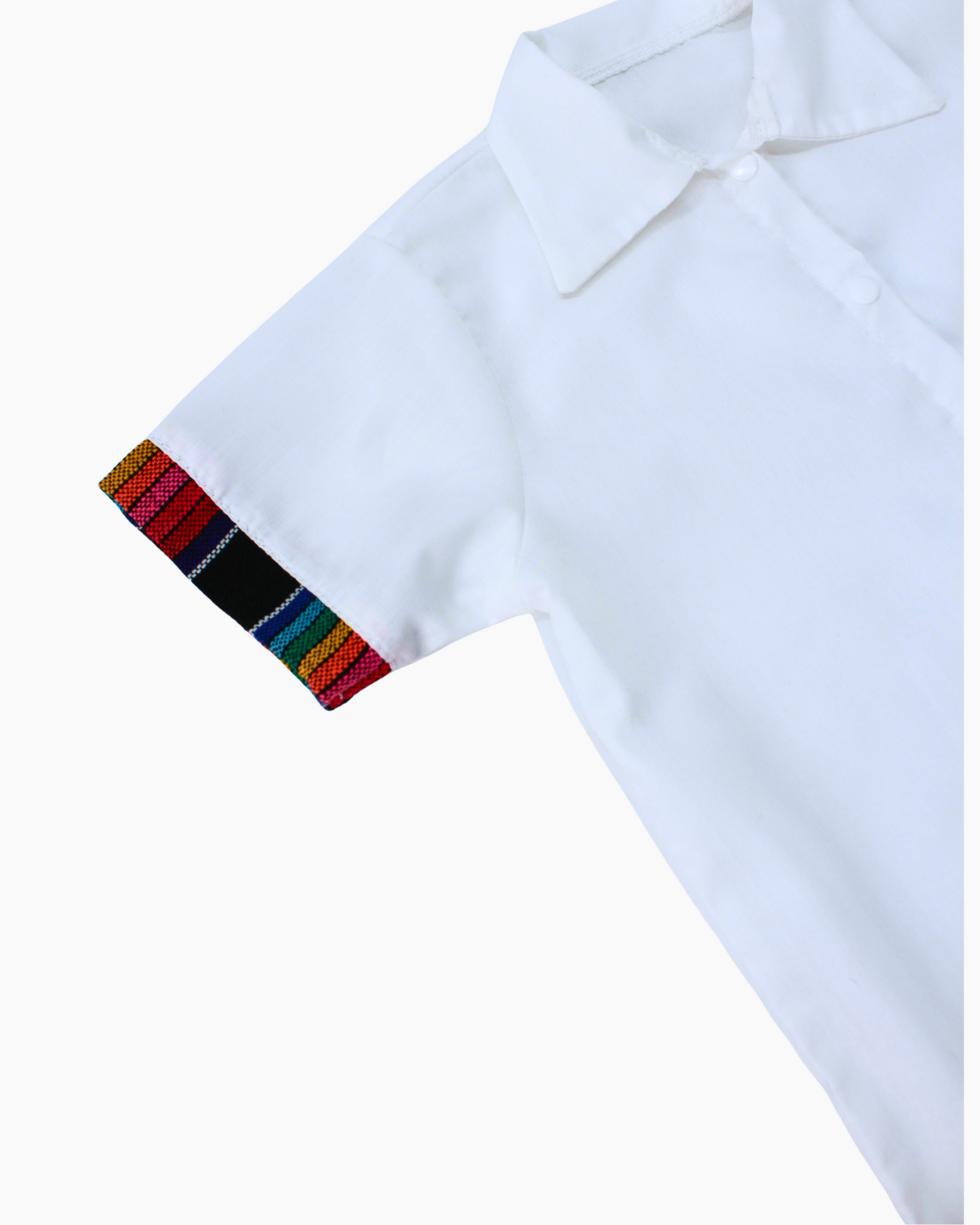 Camisa blanca con elementos patrios, manga cambaya a rayas