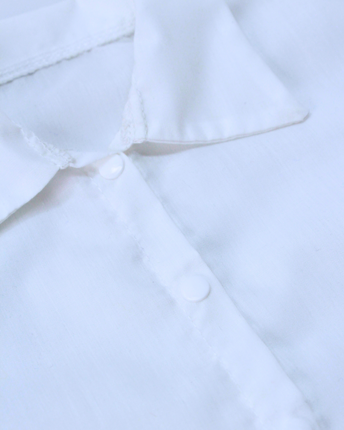 Camisa blanca con elementos patrios, manga cambaya a rayas