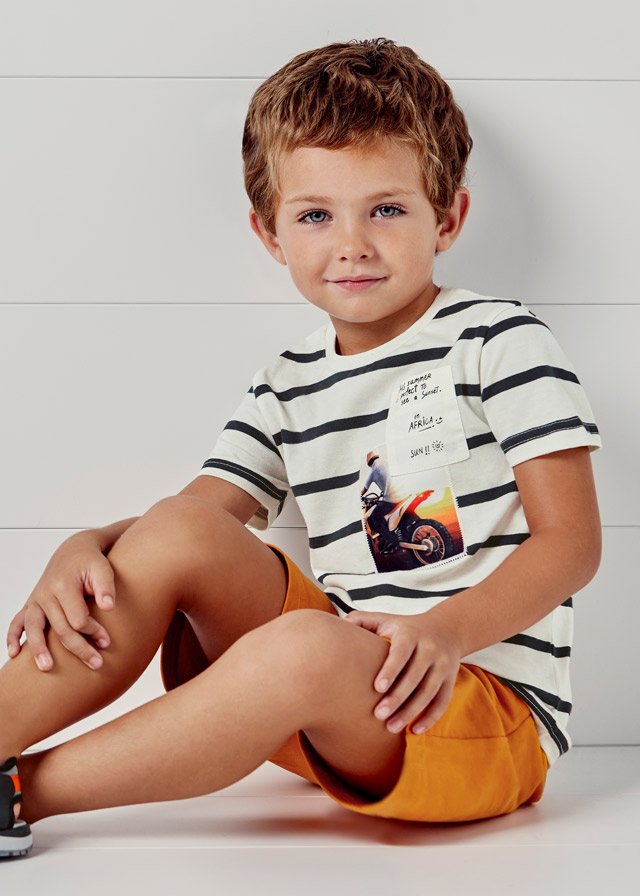 set short y camiseta a rayas