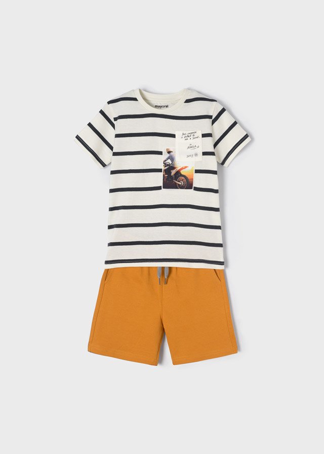 set short y camiseta a rayas