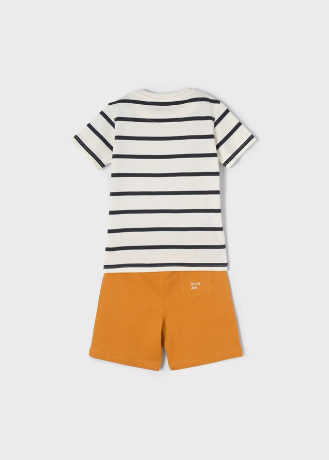 set short y camiseta a rayas