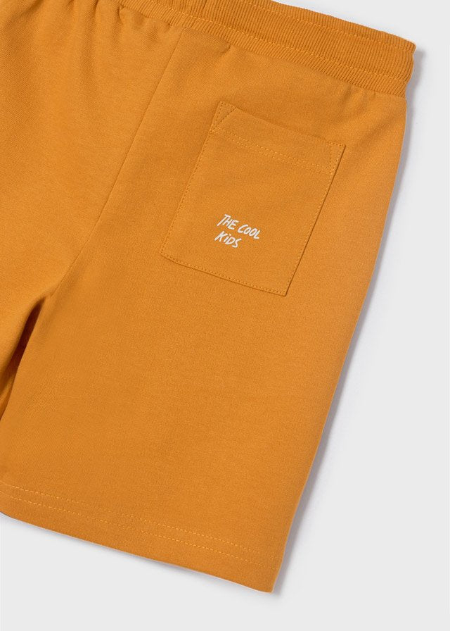 set short y camiseta a rayas