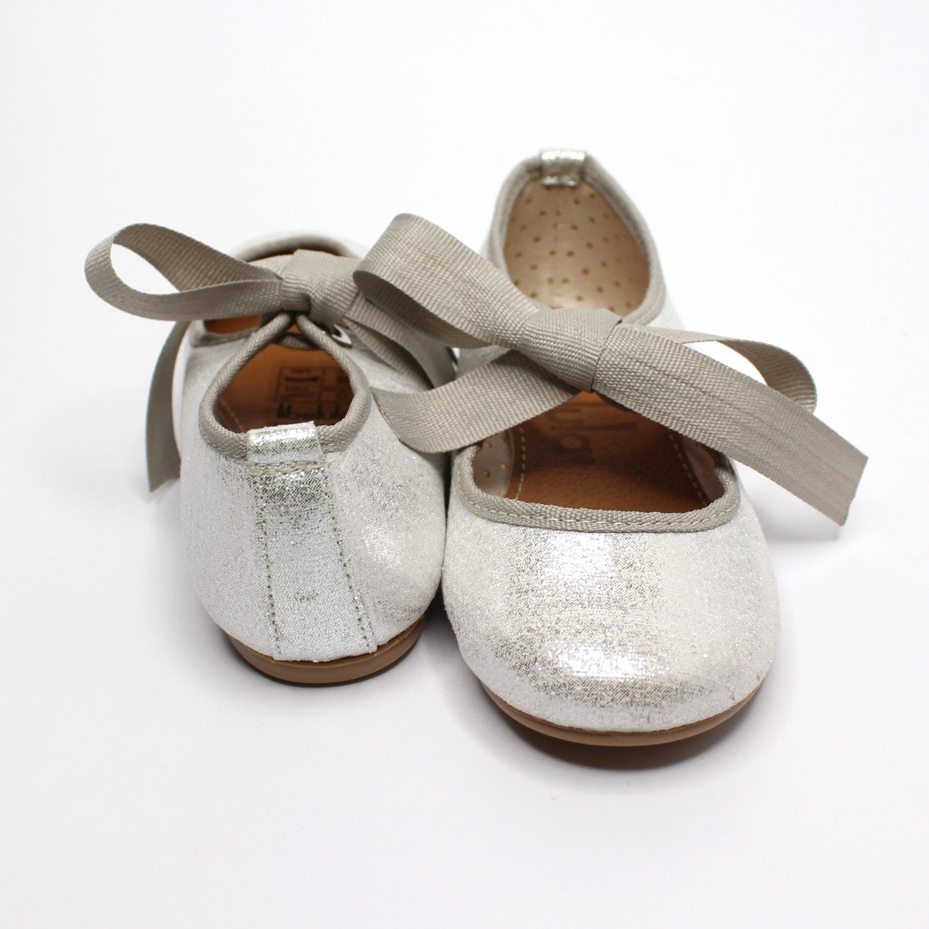 zapato plata metálico con liston gris