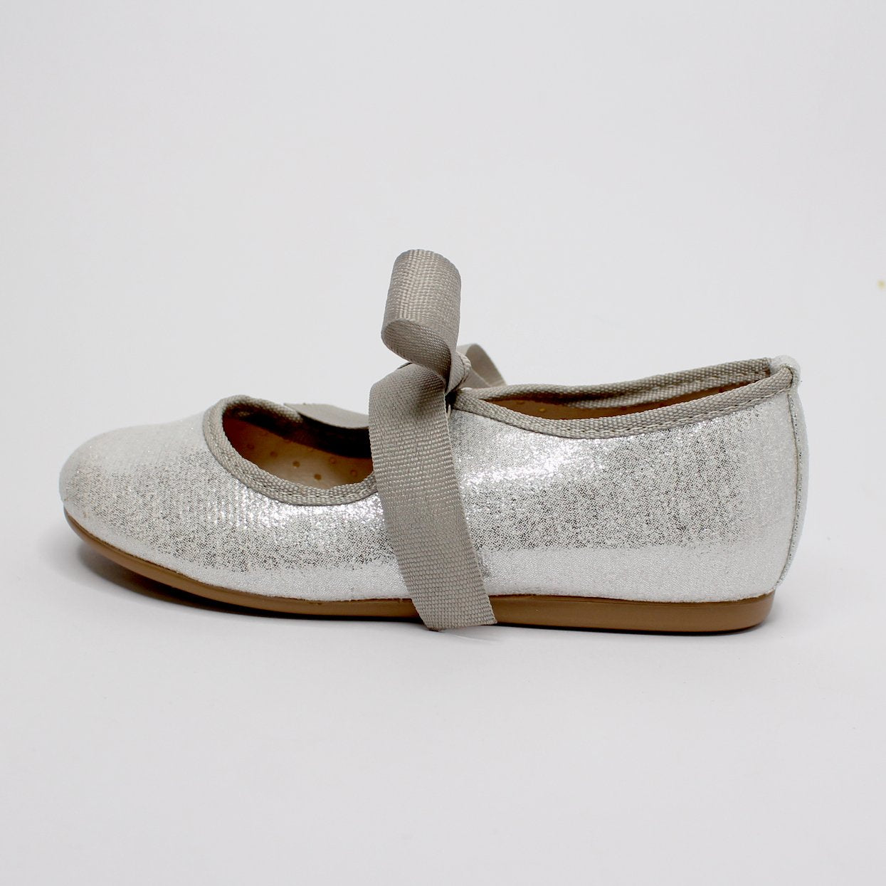 zapato plata metálico con liston gris
