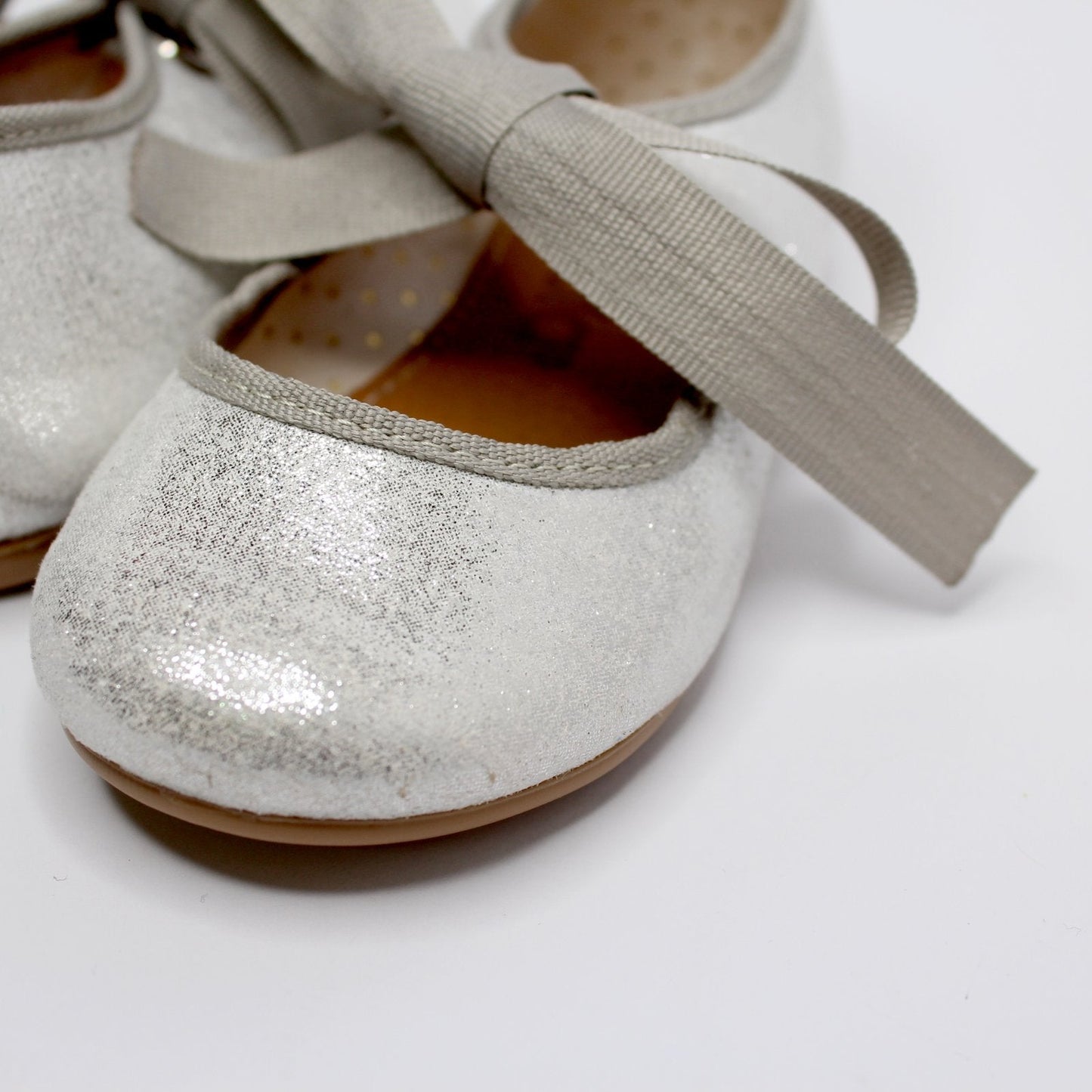 zapato plata metálico con liston gris