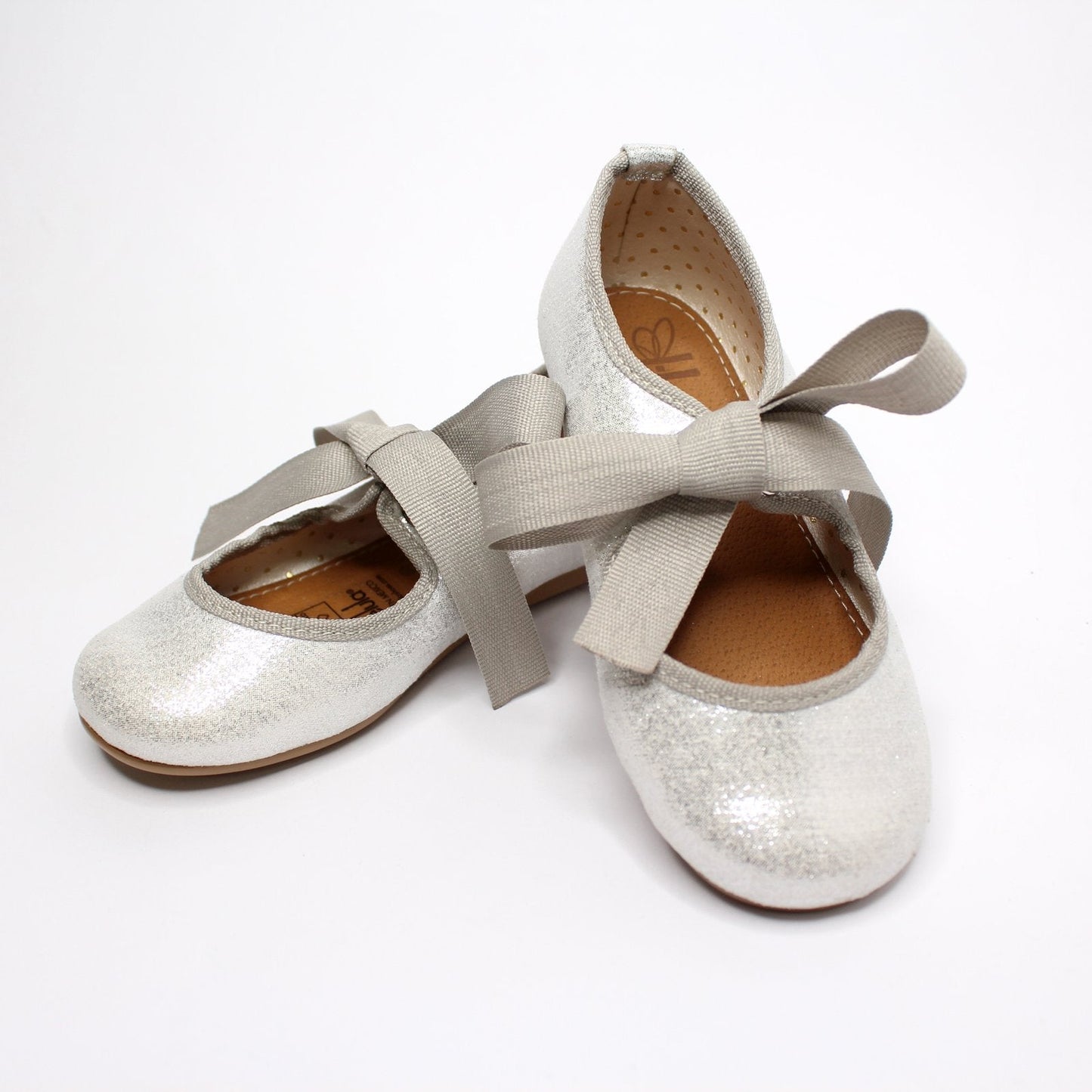 zapato plata metálico con liston gris