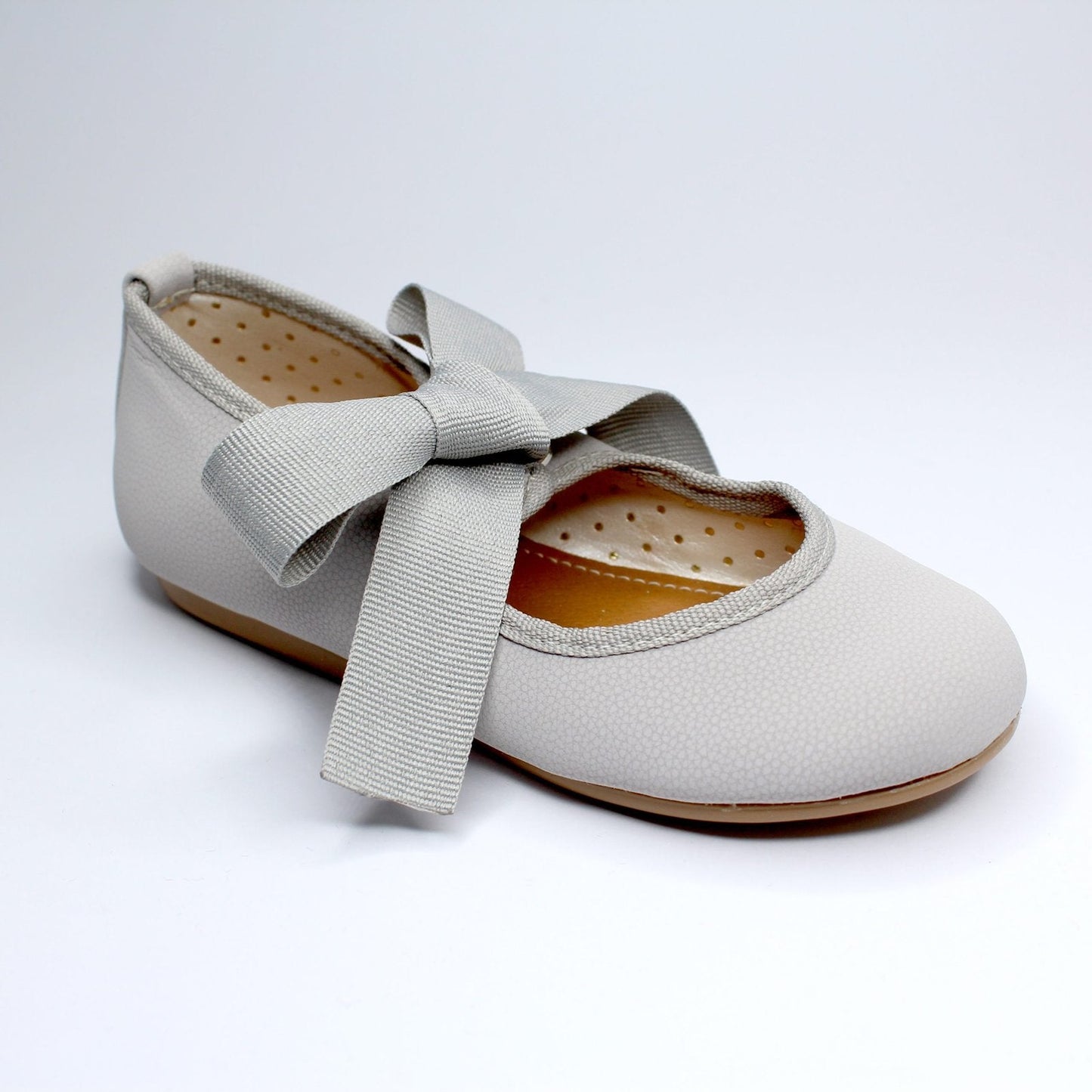 zapato color gris con moño de listón