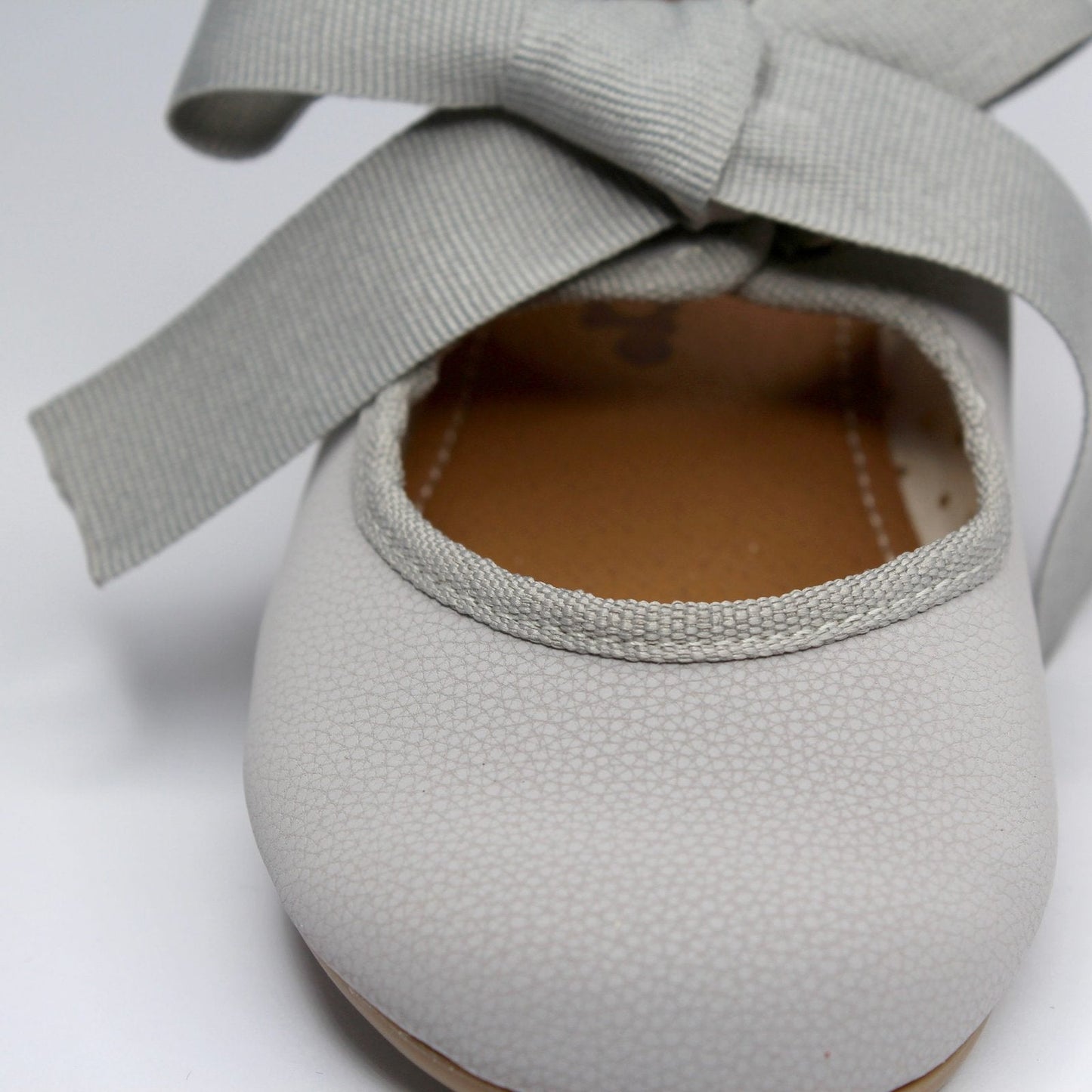 zapato color gris con moño de listón