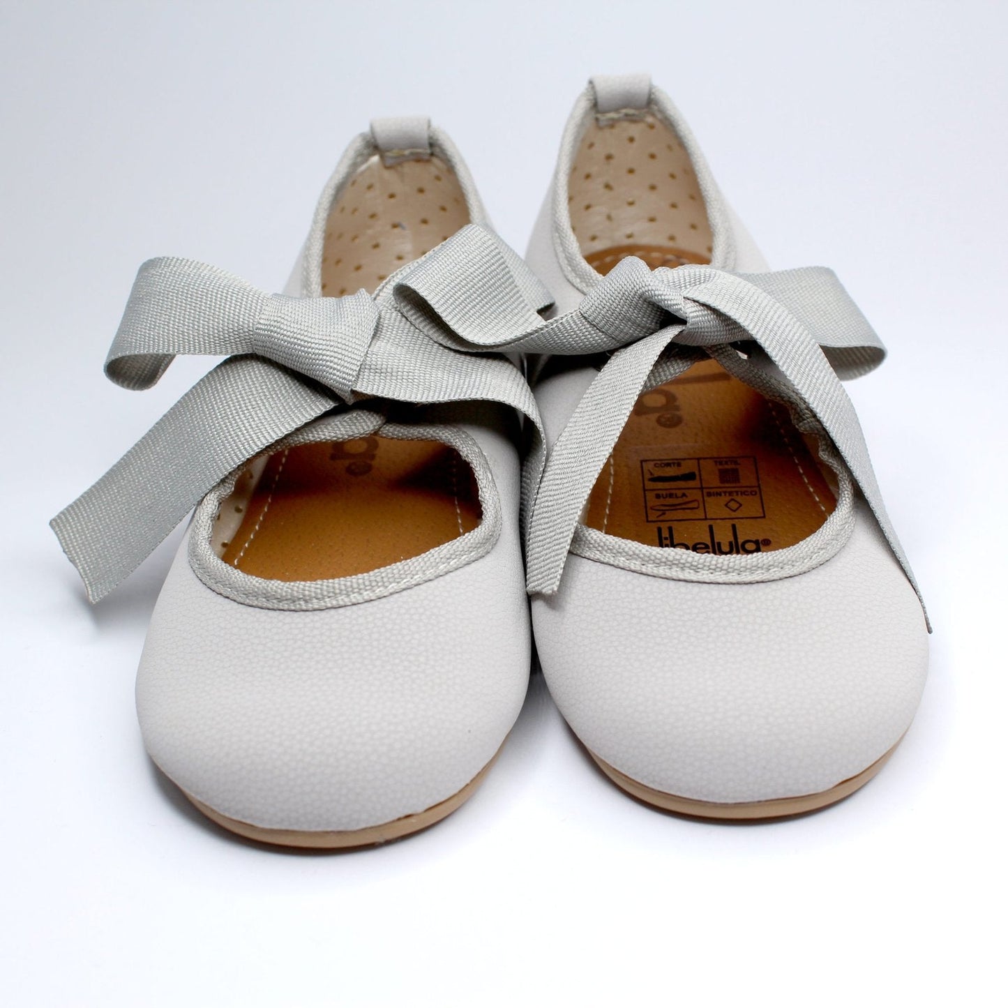 zapato color gris con moño de listón
