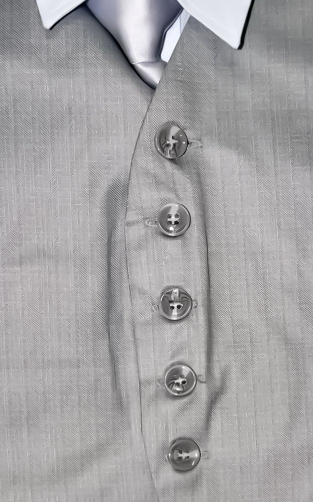 traje gris oscuro con corbata y chaleco