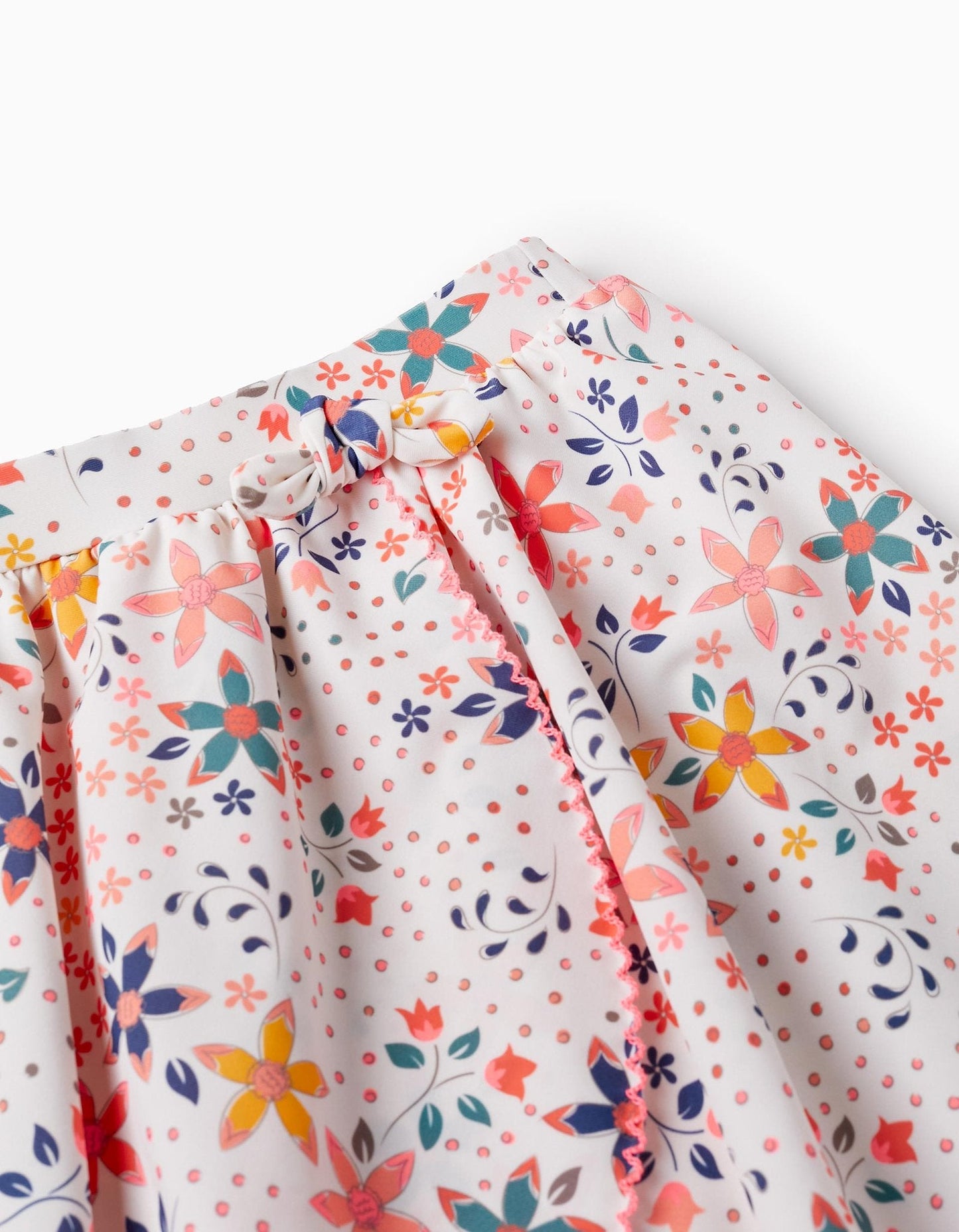 pareo con tela filtro uv, color blanco con flores de colores