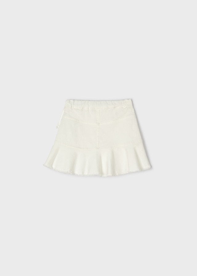 conjunto de camiseta y falda blanca