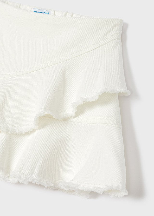 conjunto de camiseta y falda blanca