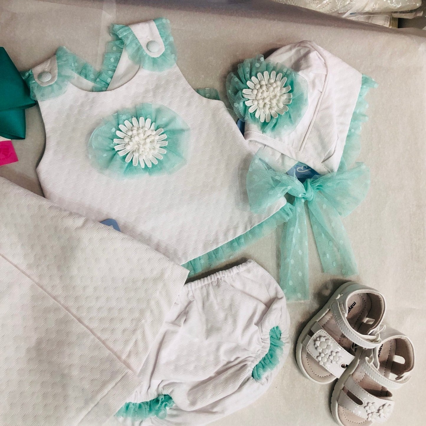 conjunto vestido y cubre pañal babine con verde esmeralda