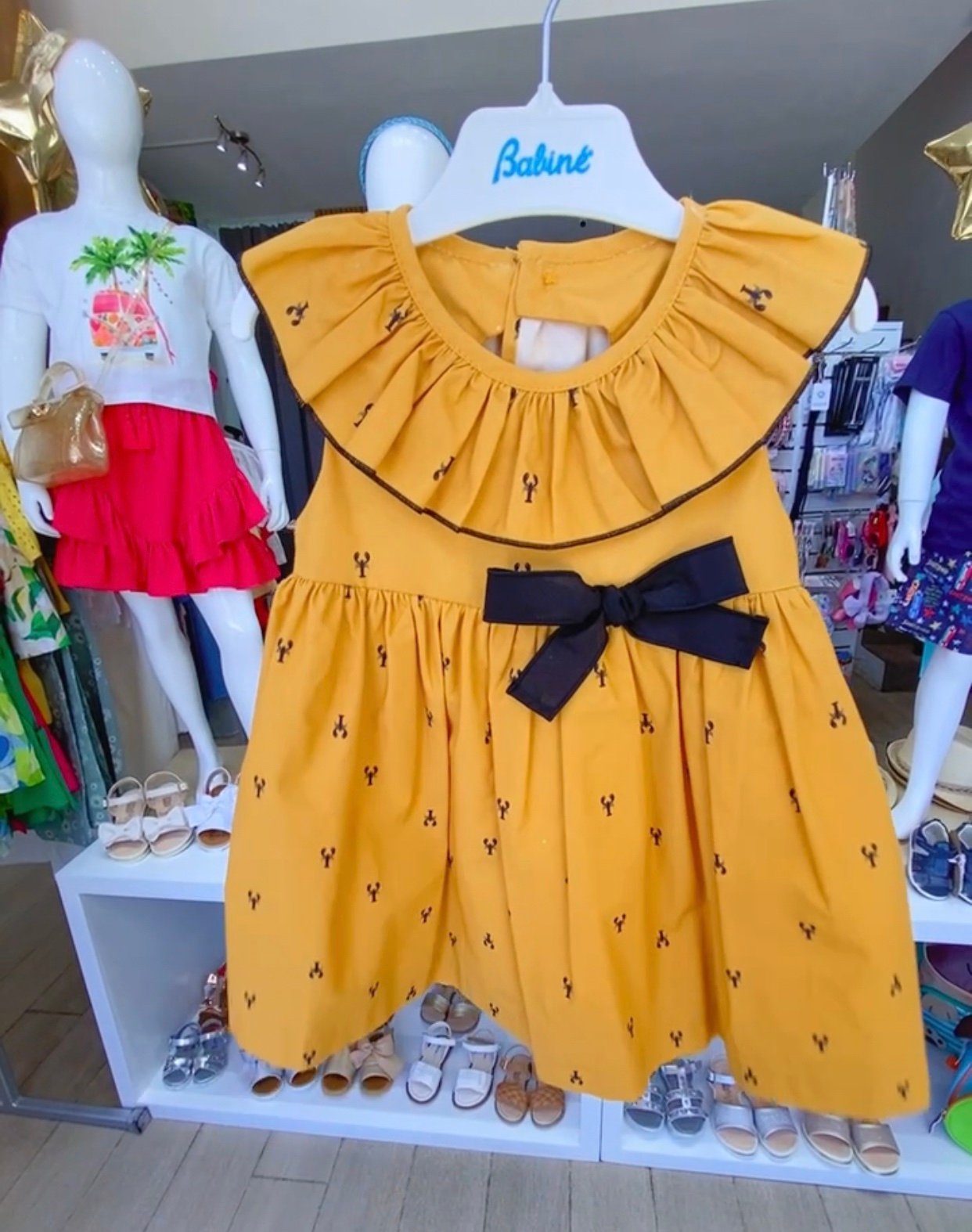 vestido color mostaza con print pequeñas langostas