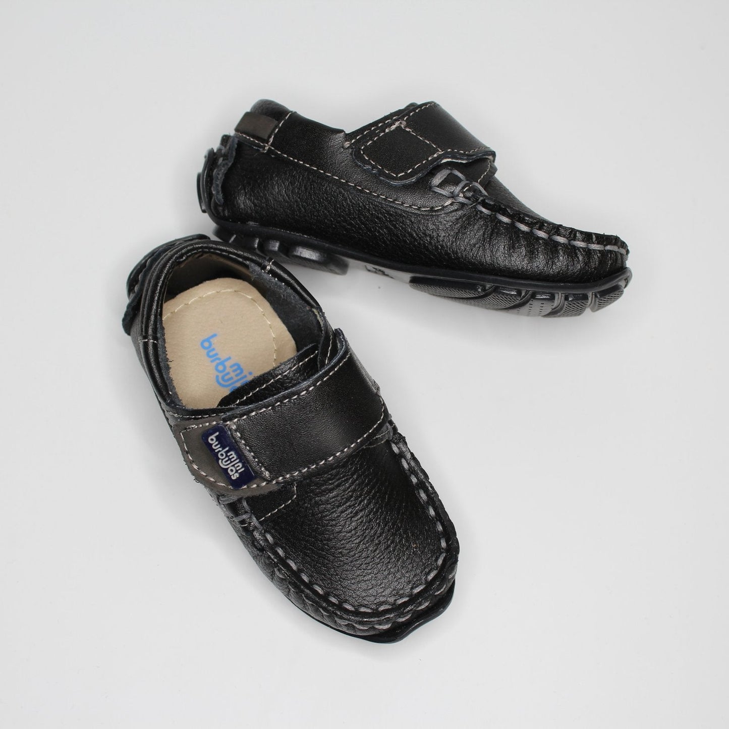 Mocasin negro con cierre de velcro