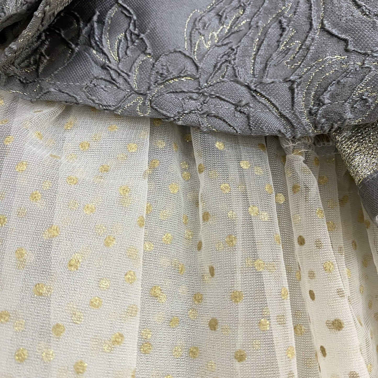vestido brocado gris asimetrico, con falda interior tul